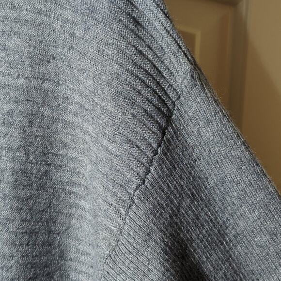 Tahari Plus Size Gray Wool Blend Drop Sleeve Button Down Back Sweater Size 2X - Picture 3 of 8